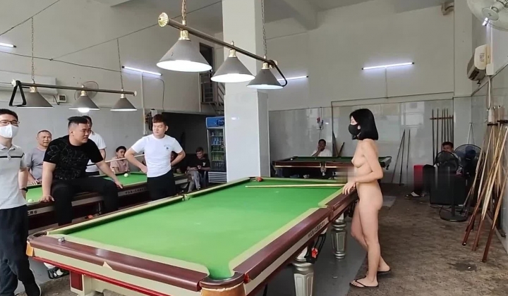人气露出女神，超大胆，【cikaimoon】，全裸台球厅打球，引一群男人开心围观，兄弟们好想扑上