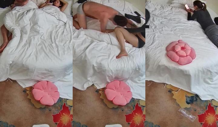情趣台 很运动的一小少妇被纹身男勾搭开房操了 骑脖就往嘴里怼 坐在床边抱着少妇猛冲 颗秒