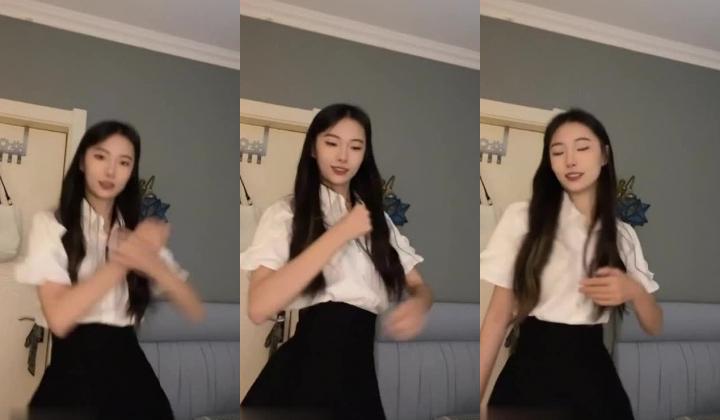 国产情侣不雅流出,某职专院校美女学姐,看起来清秀文静,男友面前非常臊