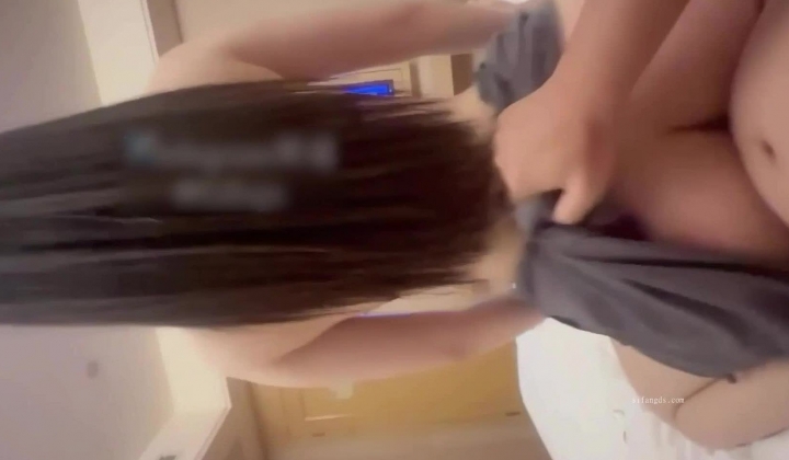 【酒吧约炮】，把极品美女带到酒店，无套啪啪内射，最后内射！第一视角真实就是刺激！奶粉逼嫩