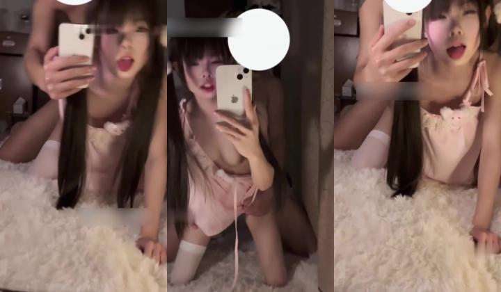 乖巧可爱女友！喜欢萌妹的不要错过 和男友对着镜子做爱狠狠后入！一边操她一边看着镜子前她享受的样子