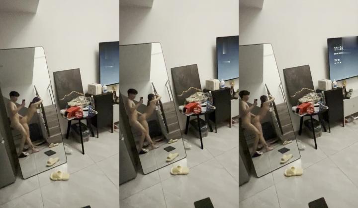 一对小情侣的日常性爱流出，女的颜值还是什么耐看的