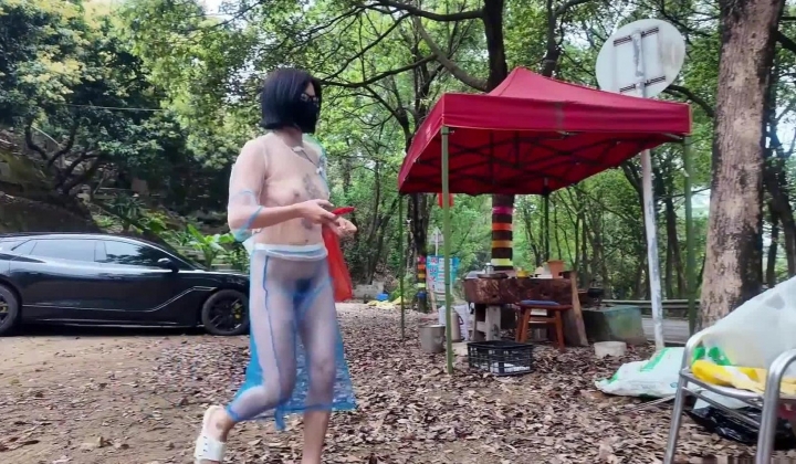 ️天花板露出狂人【cikaimoon】，真空透明薄纱逛地摊，奔驰大哥倒车回来过眼瘾
