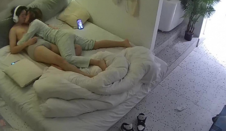 大学城 小情侣先打游戏再打炮完整版 女生人漂亮皮肤好 胸大毛多 是一辆需要高手才能驾驭的好车