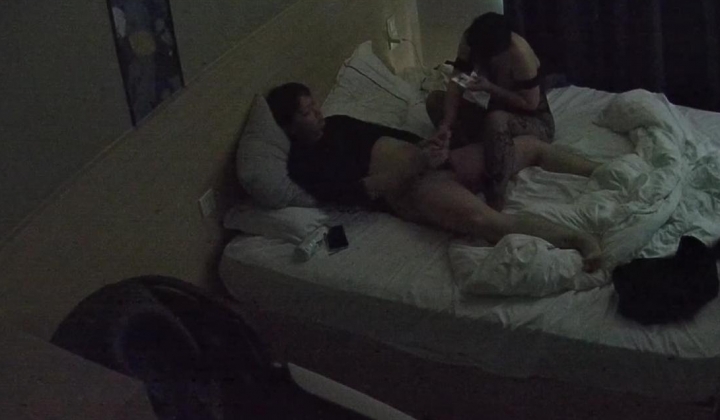 主题酒店 清纯眼镜小妹睡醒之后 情趣套装一换窗帘一拉 大战起 别看女生娇小 胸和臀儿挺~不错