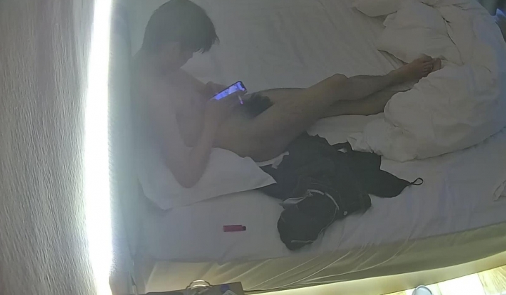 酒店偷拍 学生情侣妹子满心期待男友激烈的碰撞废才男友只知道玩游戏性能力让她大失所望