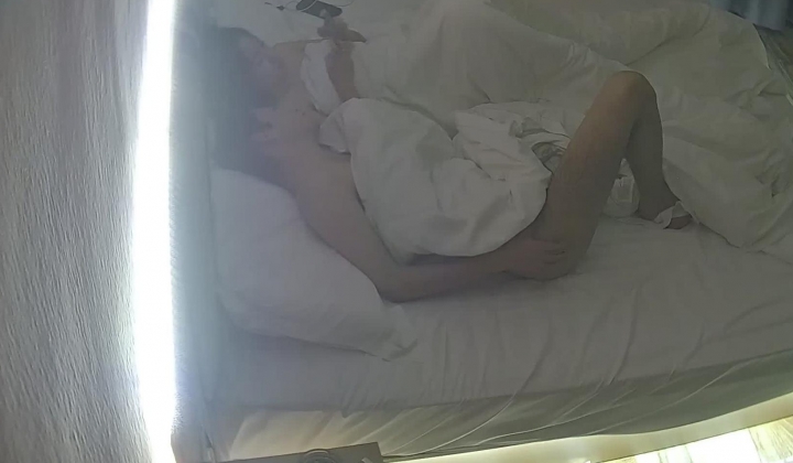 酒店偷拍 学生情侣妹子满心期待男友激烈的碰撞废才男友只知道玩游戏性能力让她大失所望