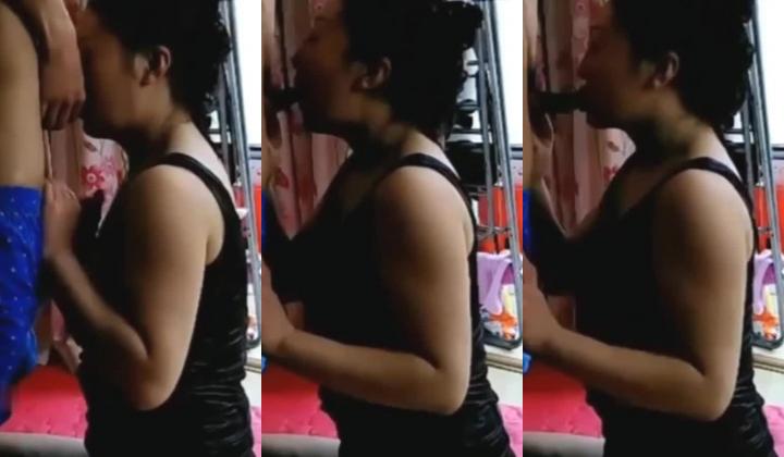 熟女妈妈 你想干嘛 想操你 外面看见 看不见 儿子在家无聊兽性大发 强上亲妈 漂亮妈妈只能默默的