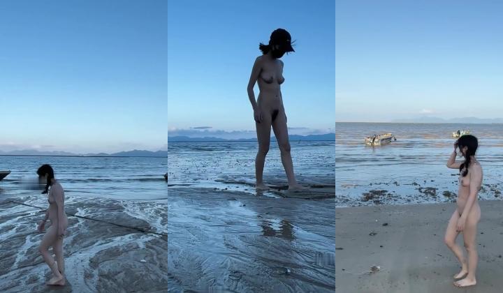 人气露出女神，【cikaimoon】，海边露营散步，油彩比基尼，海浪拍打裸体嬉戏，美景佳人堪比大