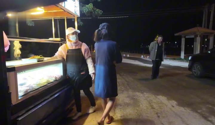 人气露出女神，【cikaimoon】，海边露营散步，油彩比基尼，海浪拍打裸体嬉戏，美景佳人堪比大
