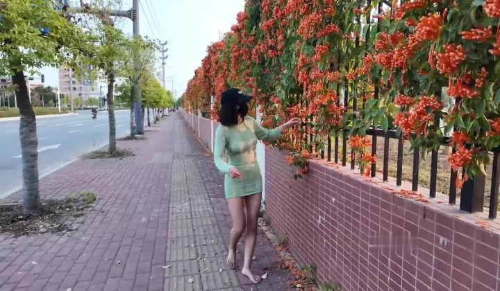 人气露出女神，【cikaimoon】，海边露营散步，油彩比基尼，海浪拍打裸体嬉戏，美景佳人堪比大