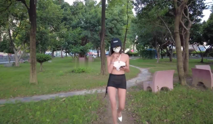 人气露出女神，【cikaimoon】，海边露营散步，油彩比基尼，海浪拍打裸体嬉戏，美景佳人堪比大