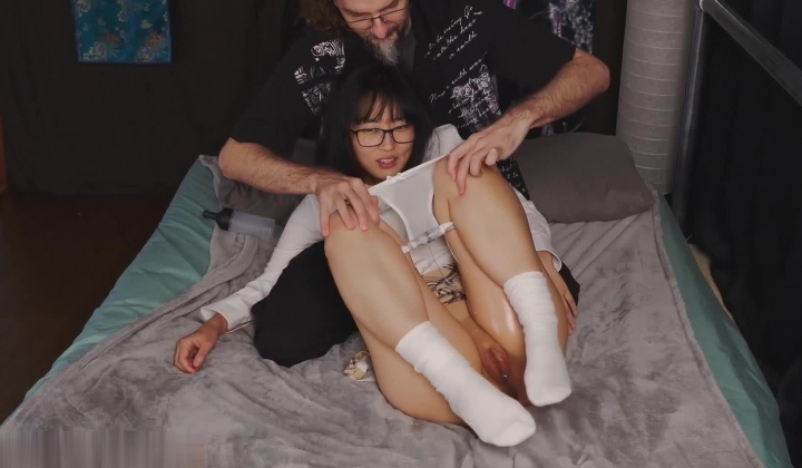 亚裔萝莉P站博主 FlameHEL 与外国大叔BDSM，道具捆绑强制高潮被活活操哭！