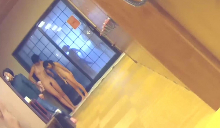 老百姓大众洗浴场所女客更衣室洗浴间内部真实偸拍从下往上拍有腰窝的美丽女孩嫩逼都看到了