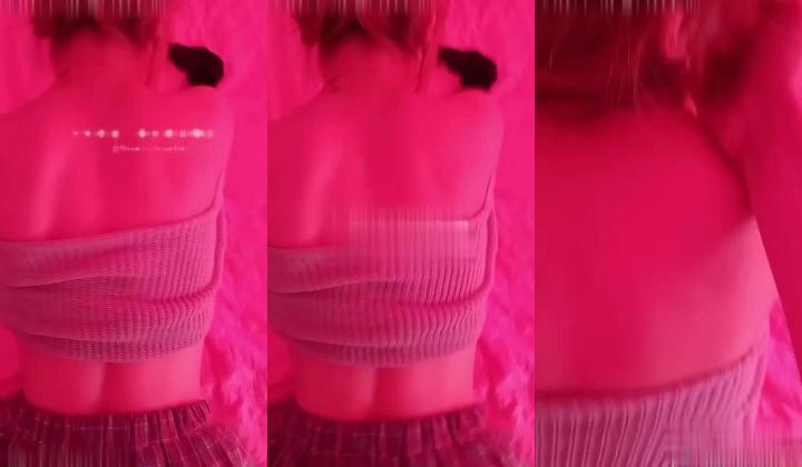 真实原创NTR情侣「张小妖」《新年约单男》+《帮单男撸射》老婆被单男压在身下，给我一只脚让我自己