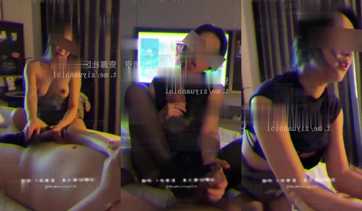 真实原创NTR情侣「张小妖」《新年约单男》+《帮单男撸射》老婆被单男压在身下，给我一只脚让我自己