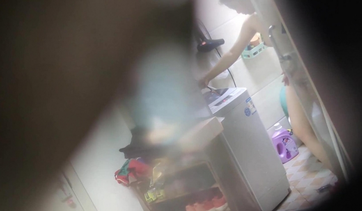 盘点众多妹子洗澡偷拍合集，全是嫩妹妹