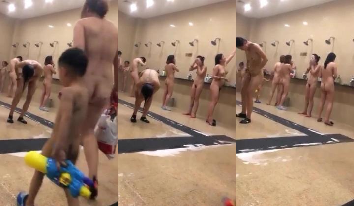 出租屋露台窗外雇人女澡堂子内实拍 就好这口亲眼目睹光屁股妹子们的一举一动