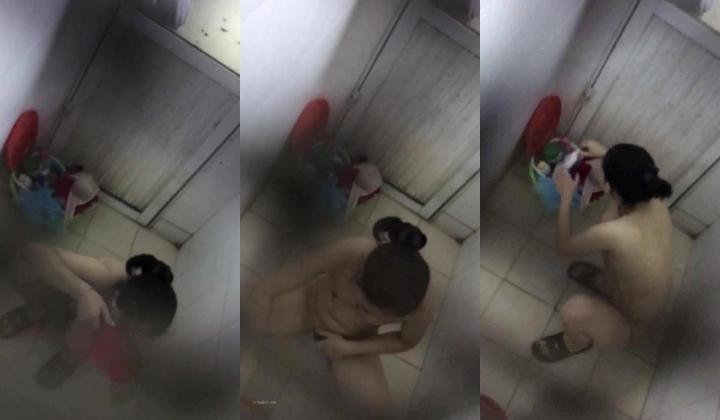 出租屋露台窗外雇人女澡堂子内实拍 就好这口亲眼目睹光屁股妹子们的一举一动