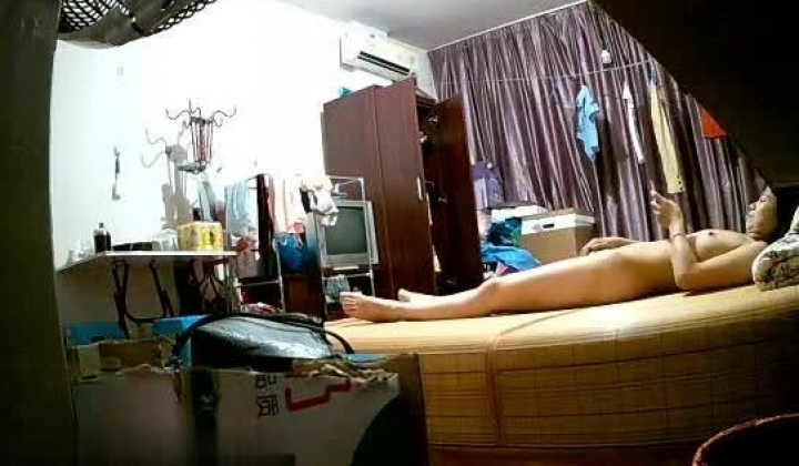 百姓民居摄像头入侵真实偸拍骚女隐私生活大揭密，亮点多多，用双腿夹被子蹭B的妹子是真会玩