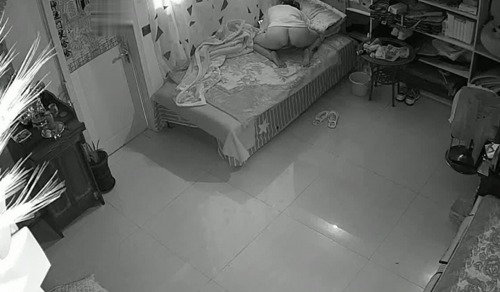 百姓民居摄像头入侵真实偸拍骚女隐私生活大揭密，亮点多多，用双腿夹被子蹭B的妹子是真会玩