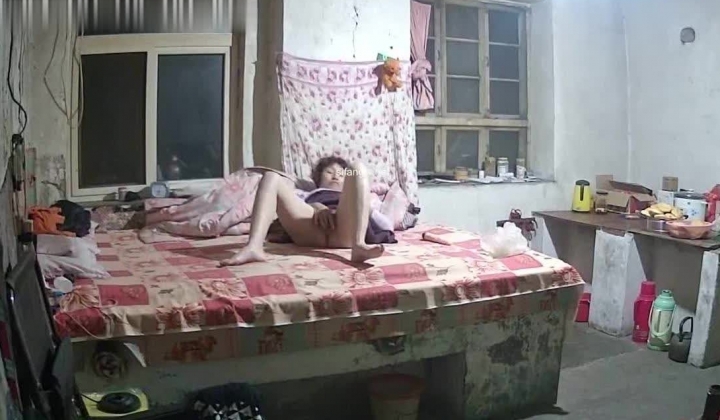 百姓民居摄像头入侵真实偸拍骚女隐私生活大揭密，亮点多多，用双腿夹被子蹭B的妹子是真会玩
