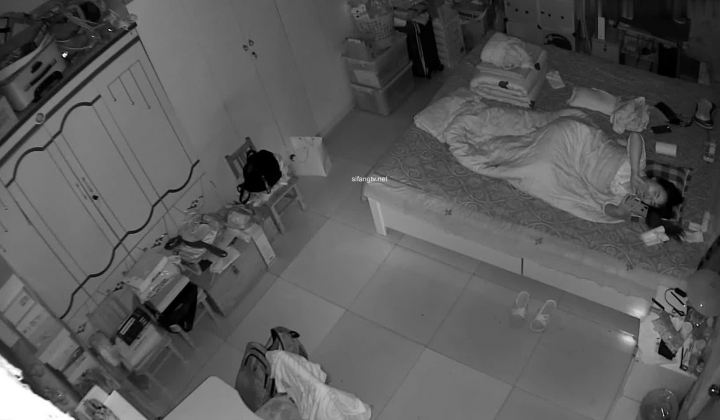 百姓民居摄像头入侵真实偸拍骚女隐私生活大揭密，亮点多多，用双腿夹被子蹭B的妹子是真会玩