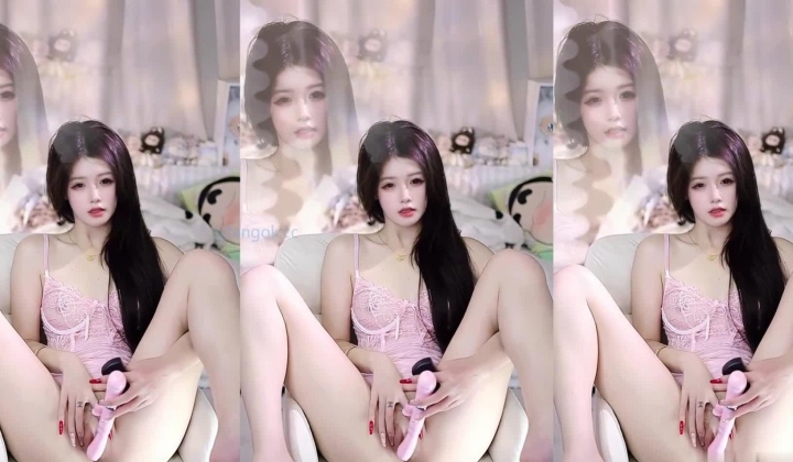 ️清纯美女【安安】最新福利，边裸舞自慰边跳边插精彩纷呈