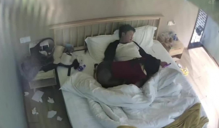 上帝视角 这么漂亮的女人 男人让她含了半个小时屌才开操 长腿黑丝怎么都玩不够 内射更是好享受