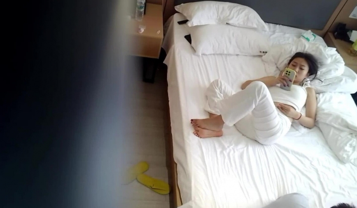 酒店偷拍精品 ️娇艳性感小美女被大块头健身猛男两天操了三次