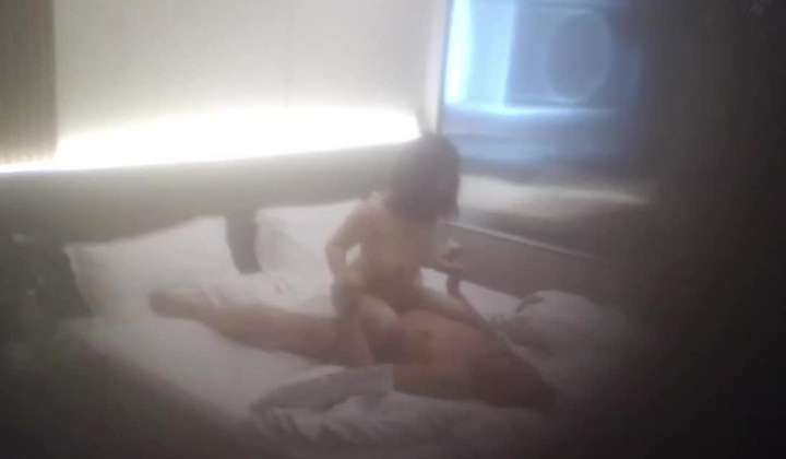 丰腴的巨乳美女声音太好听了 叫起来跟银铃一样 一对巨乳被操的时候四面翻飞 好看爱看