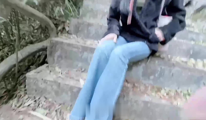 我跟后妈的性爱日记 - 长腿小妈牛仔裤景区野战爽翻天 观景台后入蜜臀狂插紧致小穴 湿淋淋的美鲍拉