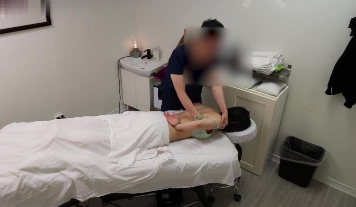 按摩师 Secret Therapy 给有男朋友的日本小妞按摩 气氛到了刚想提枪 女生欲迎还拒 