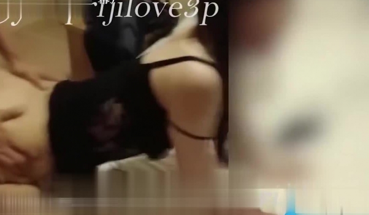 新出道NTR绿帽淫妻爱好者「yinqirijilove3P」真实首取外卖小哥精液，外卖小哥劳累跌