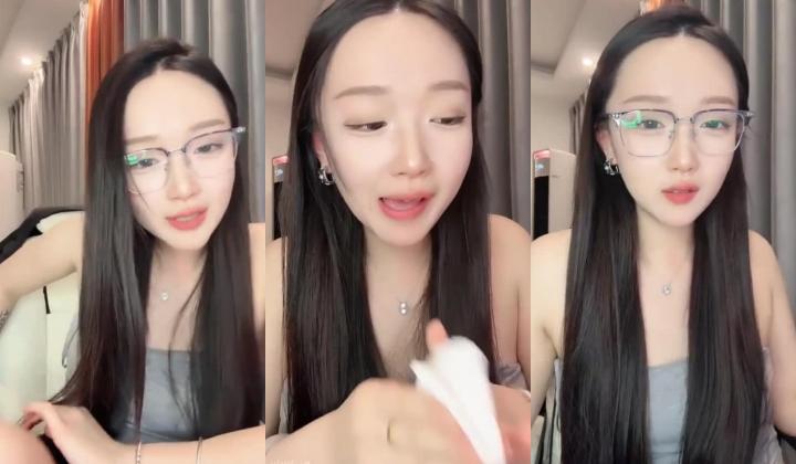 颜值嫩妹【萝莉叭嗦】，眼镜一戴我最骚，喜欢爆菊花，大尺度掰穴自慰，极品大长腿