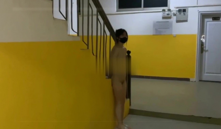 淫荡【母狗欢欢】房间灯坏了叫房东来修全裸在屋里晃勾引房东干她 户外各种场合露出勾引年轻小伙啪啪