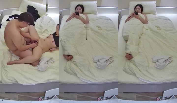 酒店针孔偷拍 ️气质熟女被眼镜大屌胖哥扛着腿操的披头散发