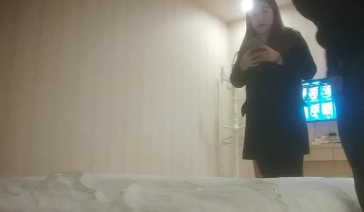 横扫街头炮王佳作，完整版未流出，【老王探花】，足浴店天天逛，穿梭花丛中肆意调戏，总有骚货可以操