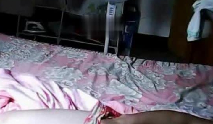 百姓民居摄像头入侵真实偸拍骚女隐私生活大揭密，亮点多多，用双腿夹被子蹭B的妹子是真会玩