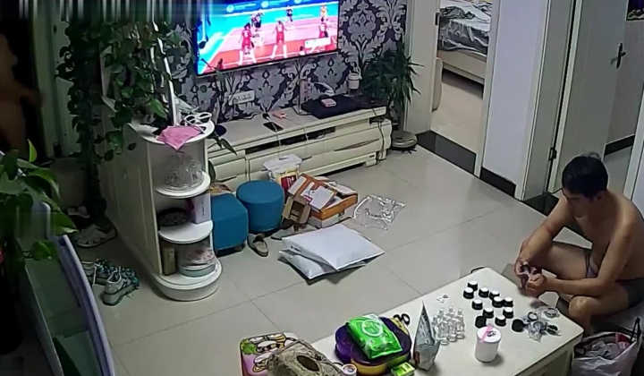 【家庭摄像头破解】儿子和老妈一块洗澡出来 爸爸在旁边闷头做手工 儿子偷窥熟睡妈妈的逼打飞机