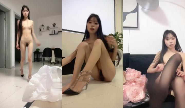 【倩倩酱】骚母狗浓密黑森林大白长腿 黑丝高跟制服舔足调教