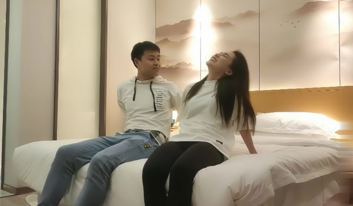 一屌探花_啪啪长发极品女神，尖尖嫩乳上位骑坐翘起屁股后入抽插，操完女的朋友报信赶紧跑路了