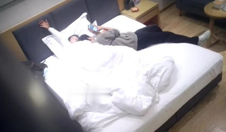 酒店偷拍 高冷反差婊圣诞跨年被男友操无毛二天二夜