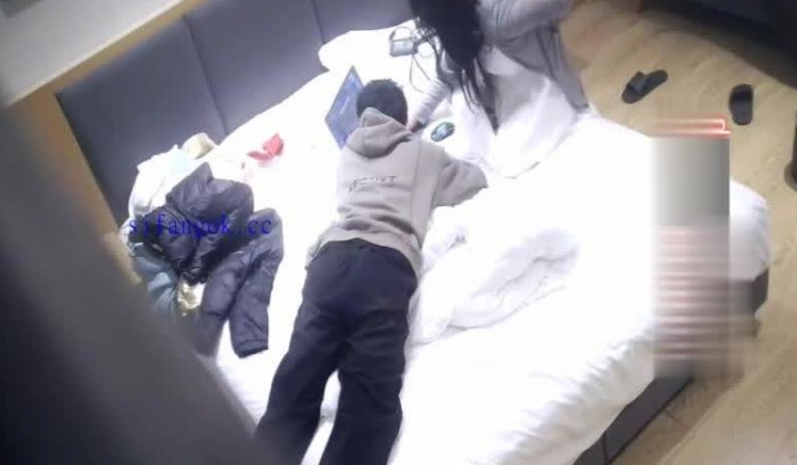 酒店偷拍 高冷反差婊圣诞跨年被男友操无毛二天二夜