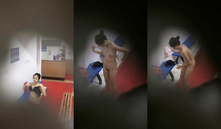 【坑闺蜜】系列大众浴池大学校园澡堂换衣室洗澡间拍个遍专挑身材有料的拍室友打炮也被拍了