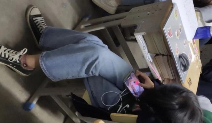 【坑闺蜜】系列大众浴池大学校园澡堂换衣室洗澡间拍个遍专挑身材有料的拍室友打炮也被拍了
