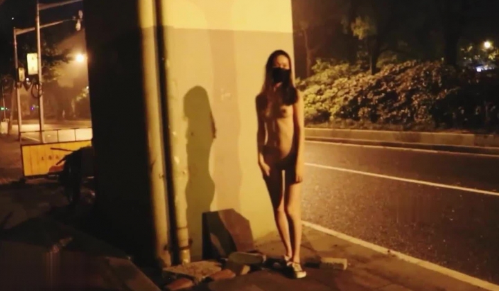 推特户外露出女神，【Smaxskin】，七号公路，曲径通幽，雨夜漫步，每一次都是紧张刺激至极