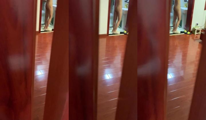 【坑闺蜜】系列大众浴池大学校园澡堂换衣室洗澡间拍个遍专挑身材有料的拍室友打炮也被拍了