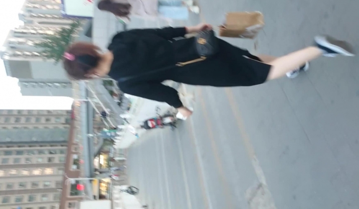 开叉紧身裙蓝丁内美眉