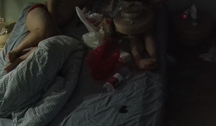 酒店偷拍 渣男小胖发现追求的反差婊眼镜女友和其他男人关系暧昧醋意大发报复性操穴对白精彩